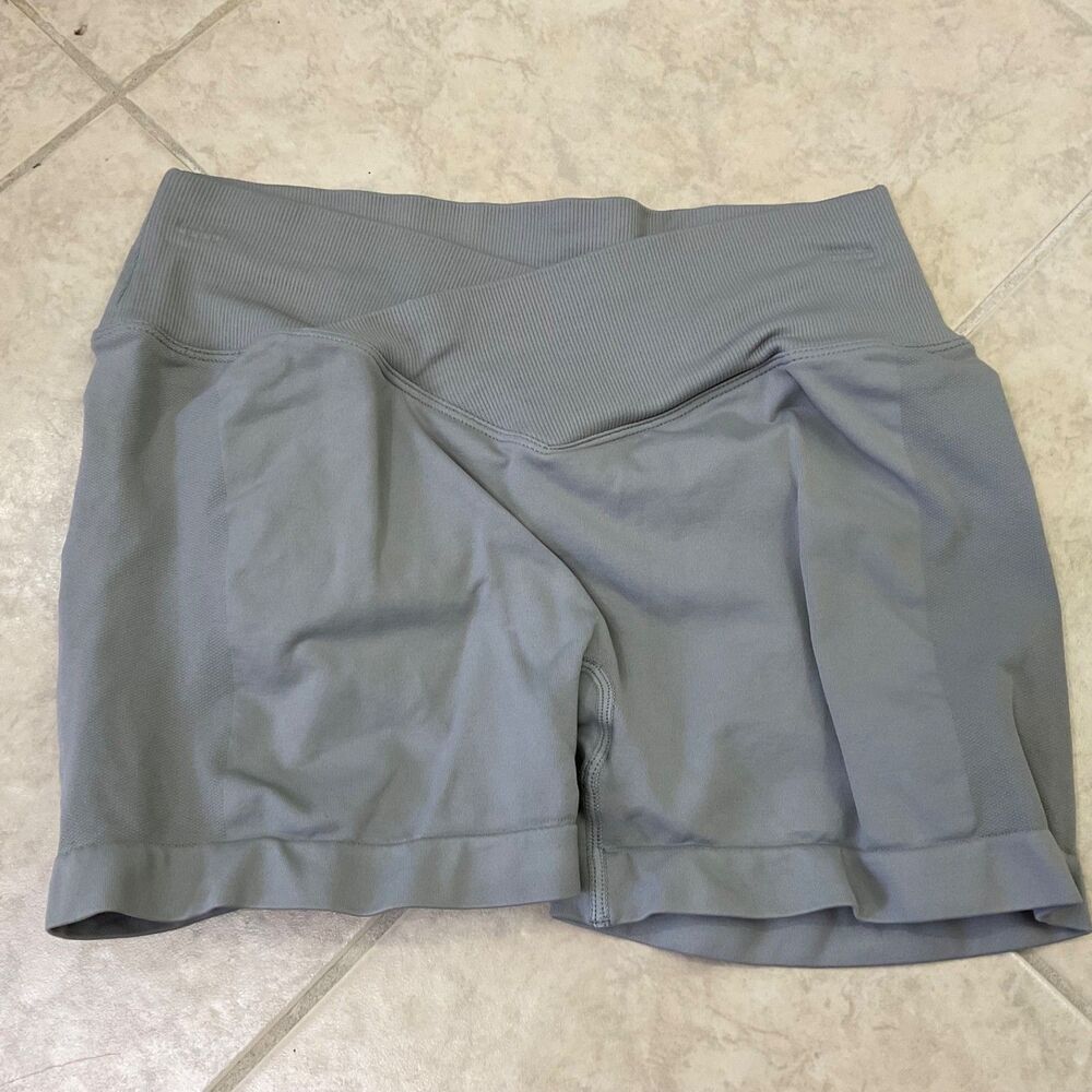 Yeoreo V-waistband  Shorts Light Grey. Size Large contoured rushed back.